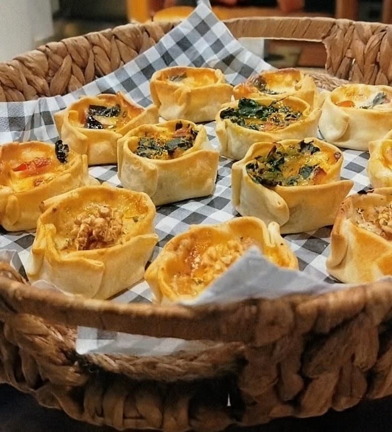 Empanadas de queso azul, muzarella, pera y nuez (docena)